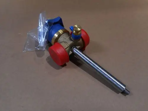 Kolbenventil mit Metallkörper, blauer und roter Kunststoffverkleidung sowie einem Anschlussrohr, geliefert in transparenter Verpackung. Produkt von Remeha.